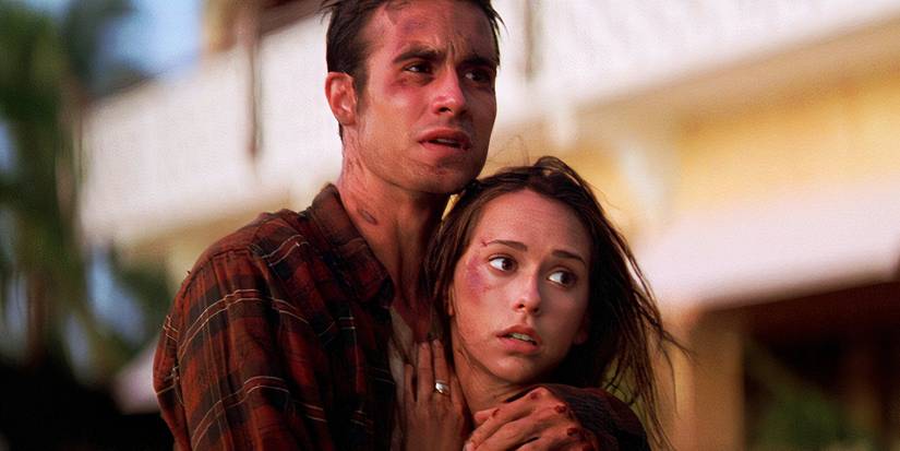 Freddie Prinze Jr and Jennifer Love Hewitt clutching each other in I Still Know What You Did Last Summer