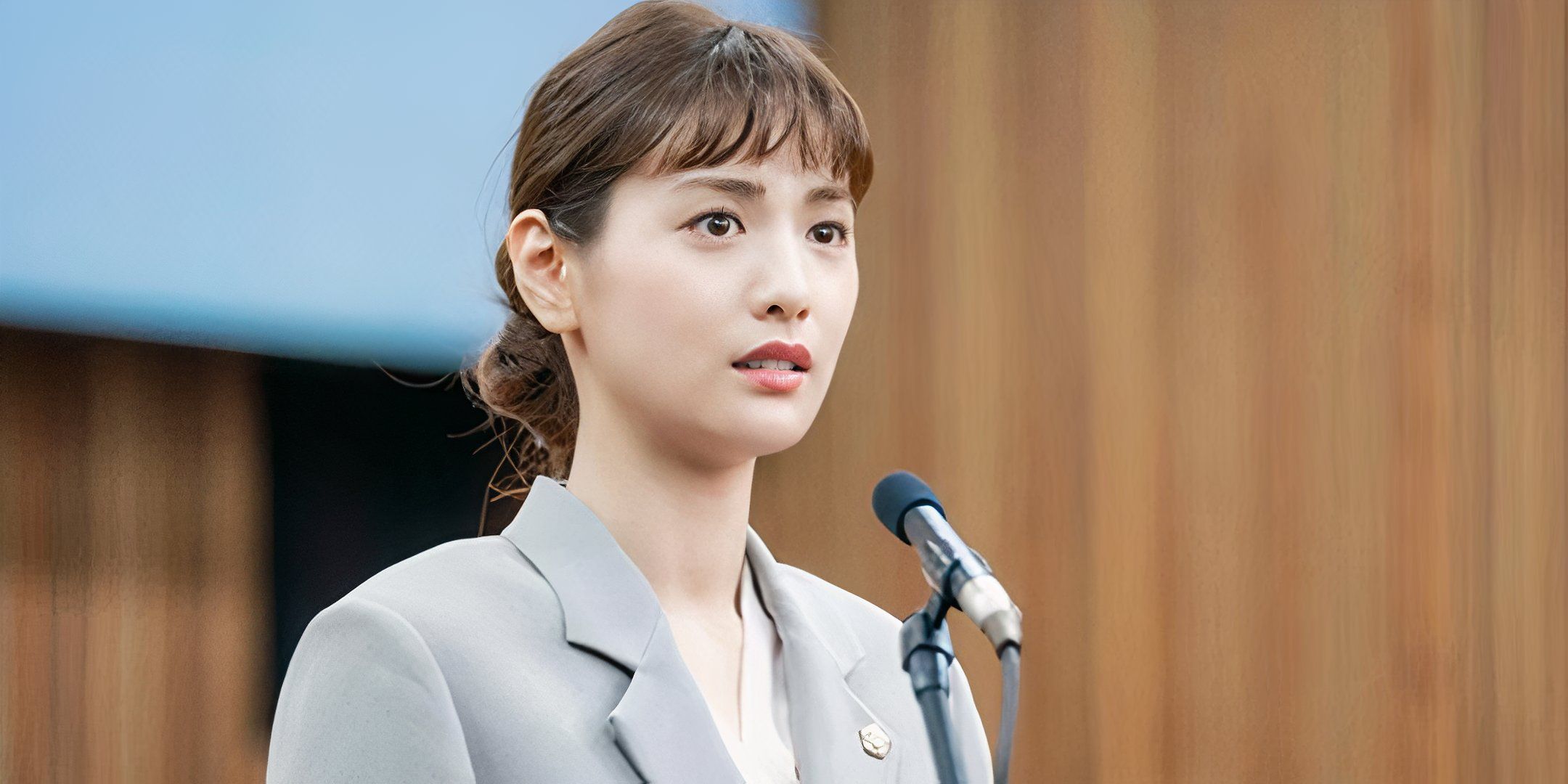 Im Jin-ah (Nana) speaks into the microphone. 