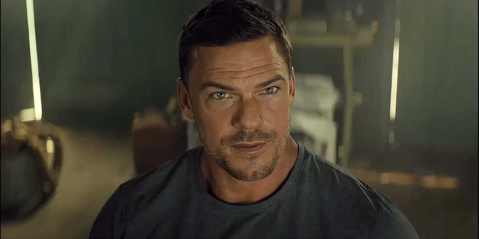 Jack Reacher looking up in Reacher season 3