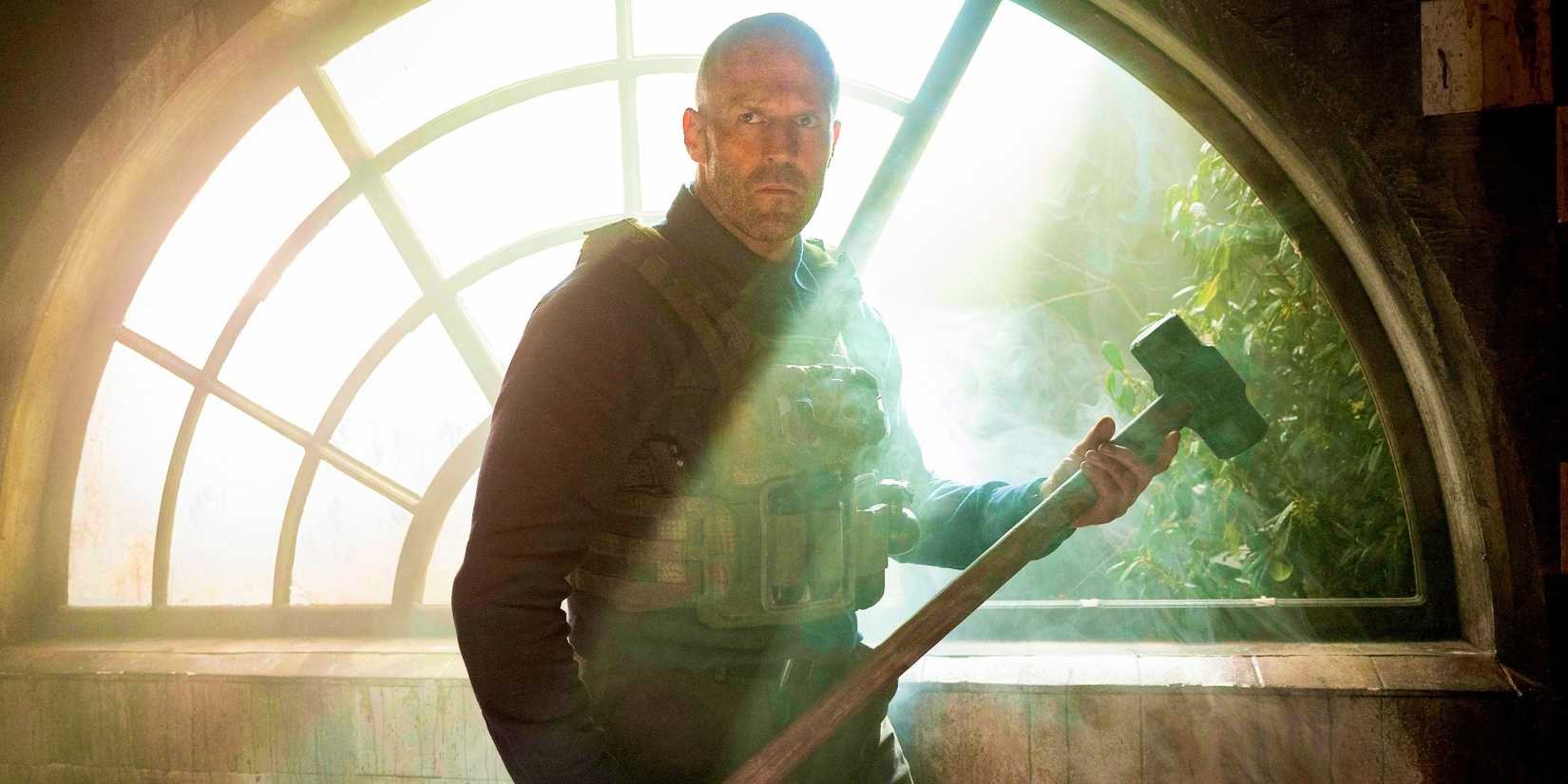 Jason Statham as Levon Cade holding a sledgehammer in A Working Man