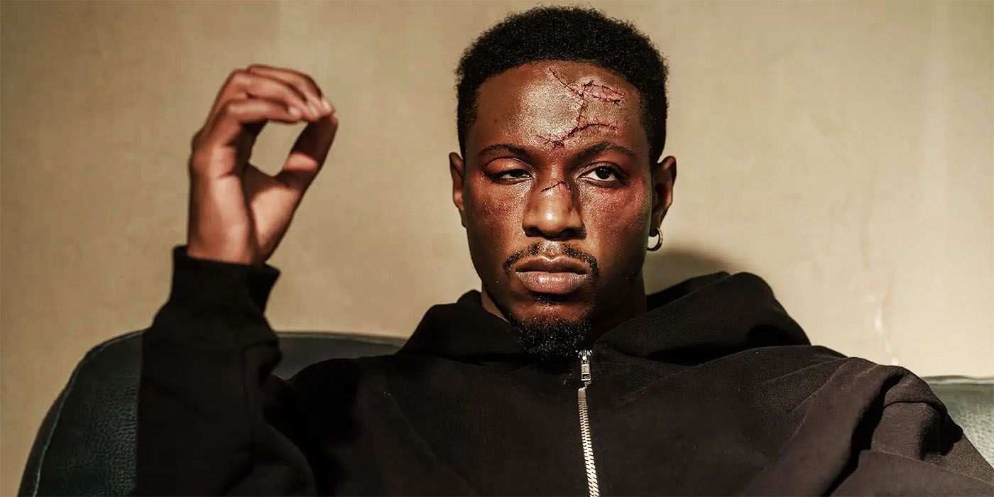 Joey Bada$$ como Único em Raising Kanan 4ª temporada, parecendo zangado