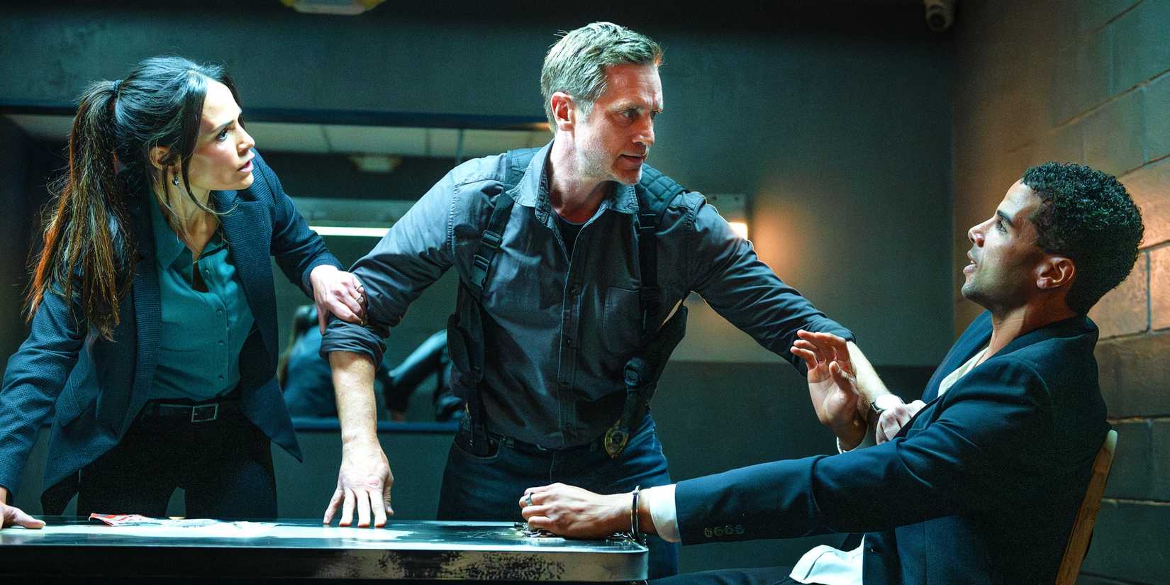 Jordana Brewster grabbing Devon Sawa while he interrogates Mason Gooding in Heart Eyes