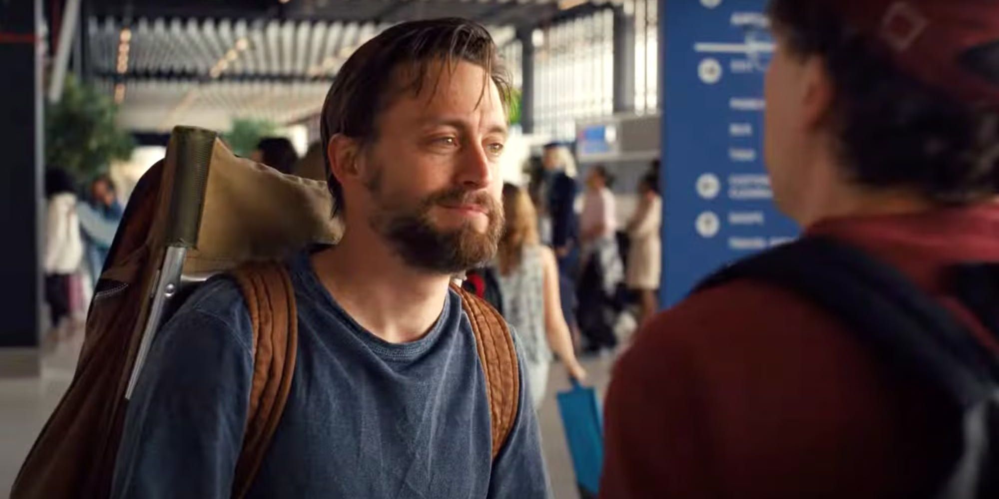 Benji (Kieran Culkin) sorrindo no aeroporto em A Real Pain