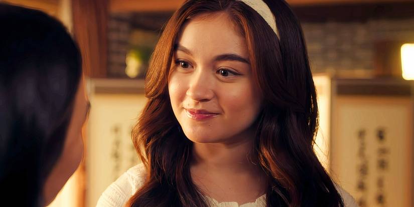 Kitty smiling as she looks at her sister in XO, Kitty season 2