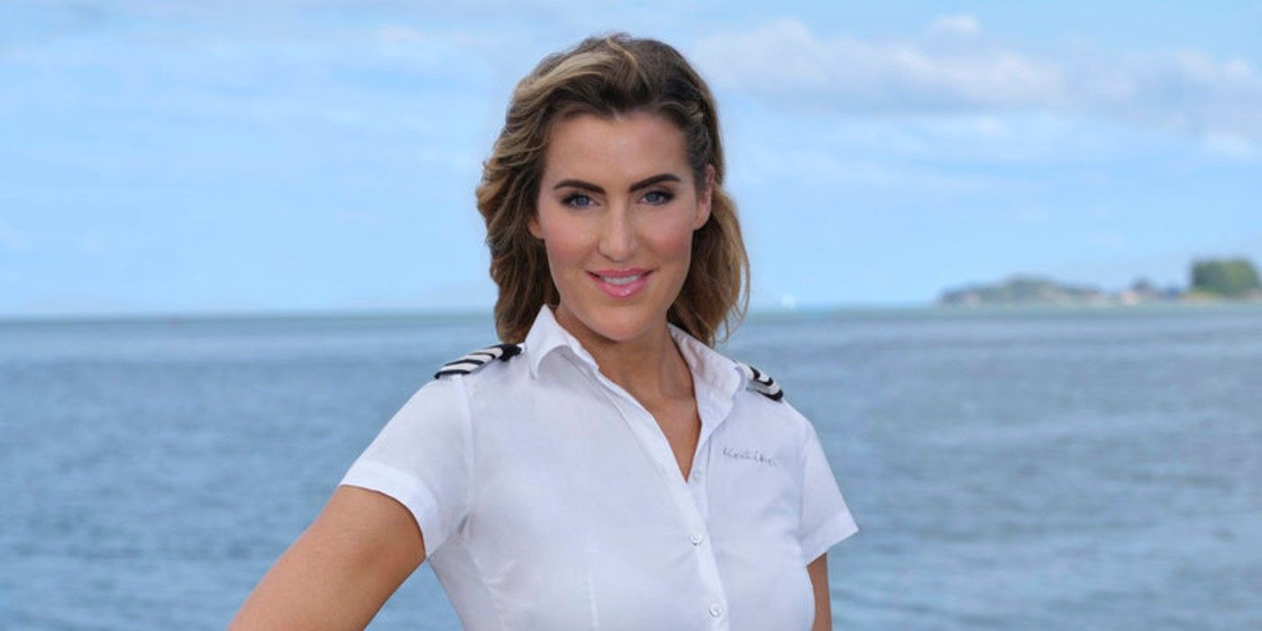 Lara Rigby de Below Deck Down Under, saison 3, en uniforme.