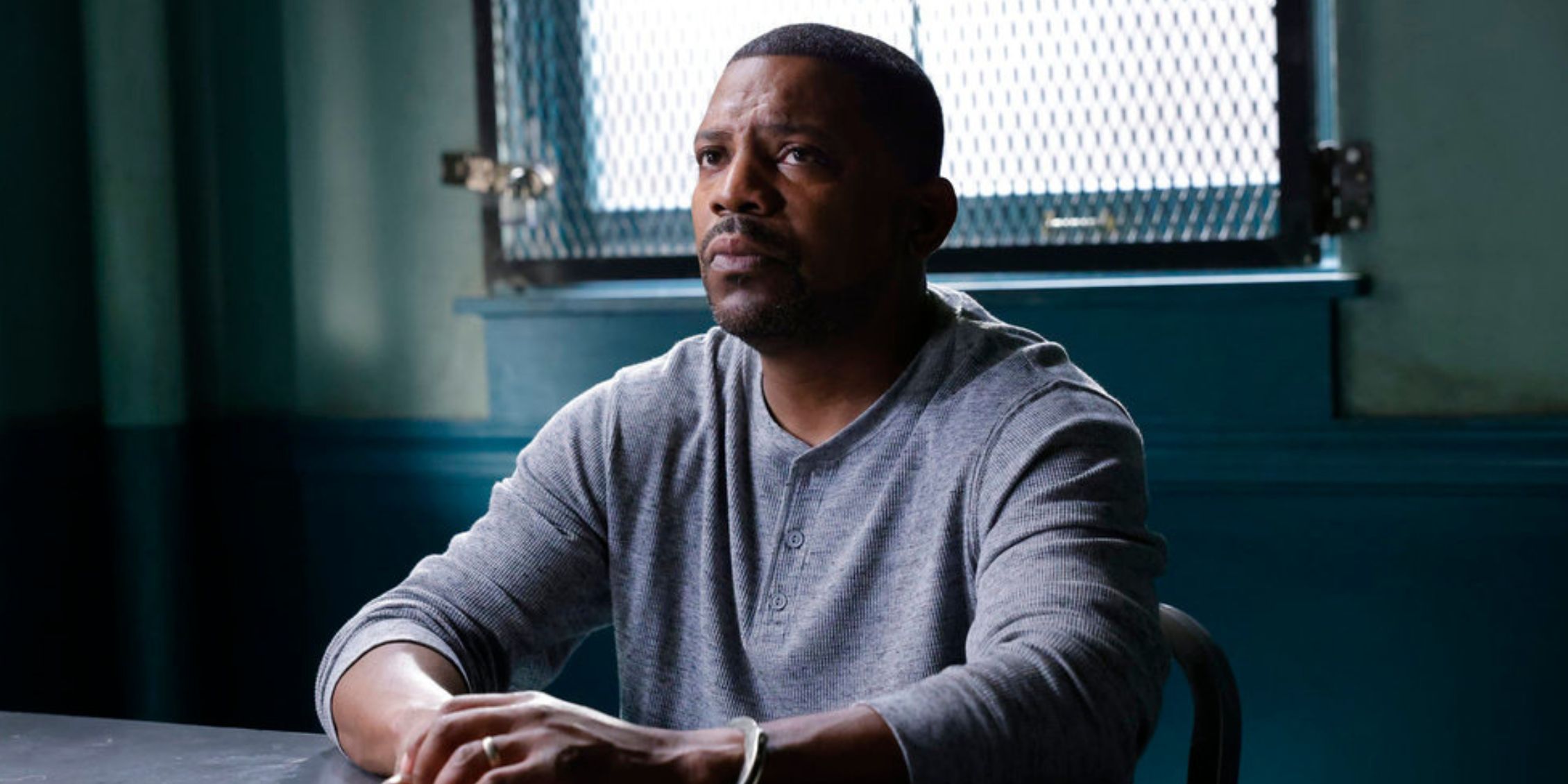 Law & Order Mekhi Phifer como Lyman Ross sentado na sala de interrogatório