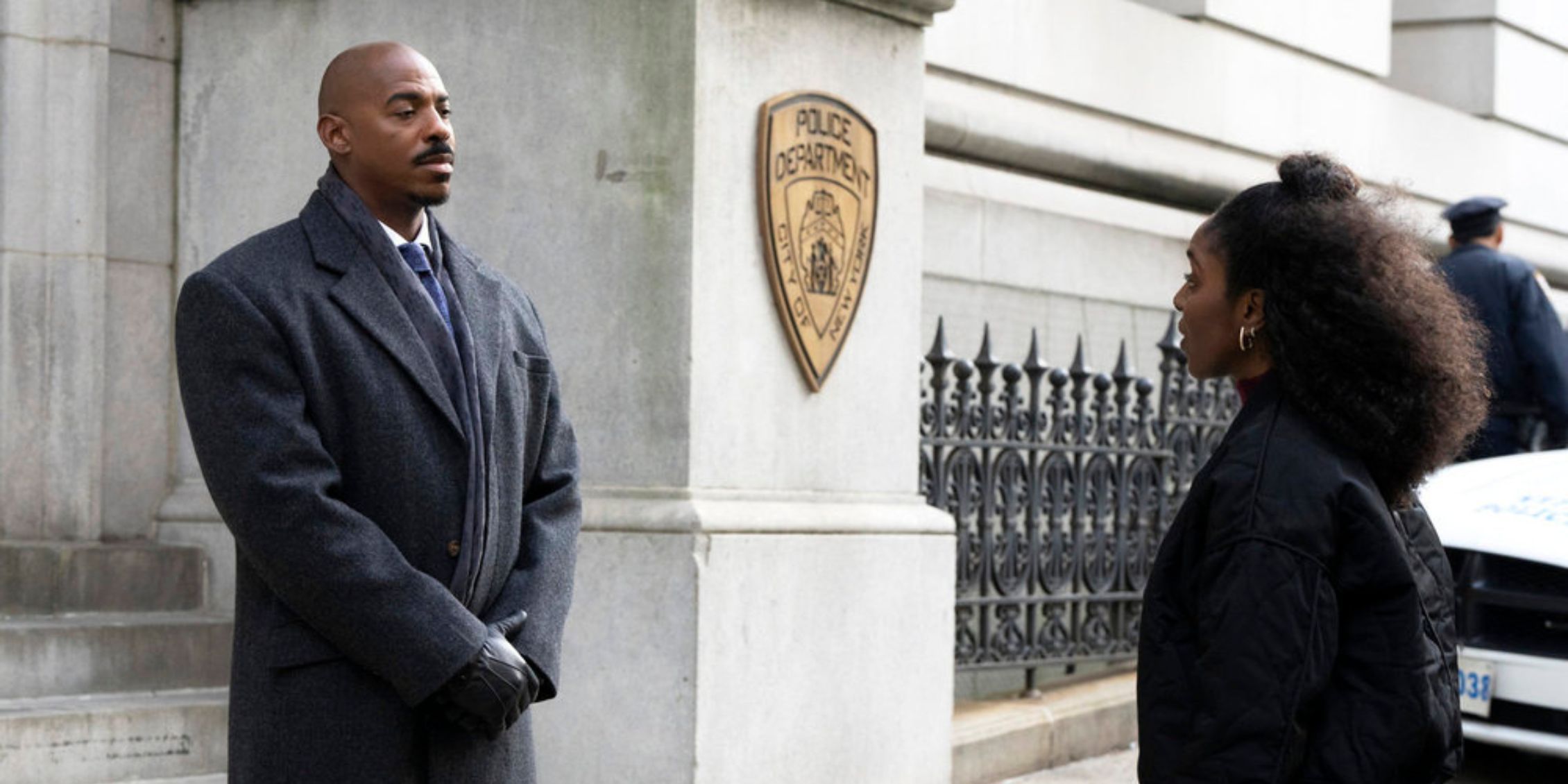 Law & Order Shaw parado na escadaria do tribunal de frente para Vanessa e olhando-a nos olhos