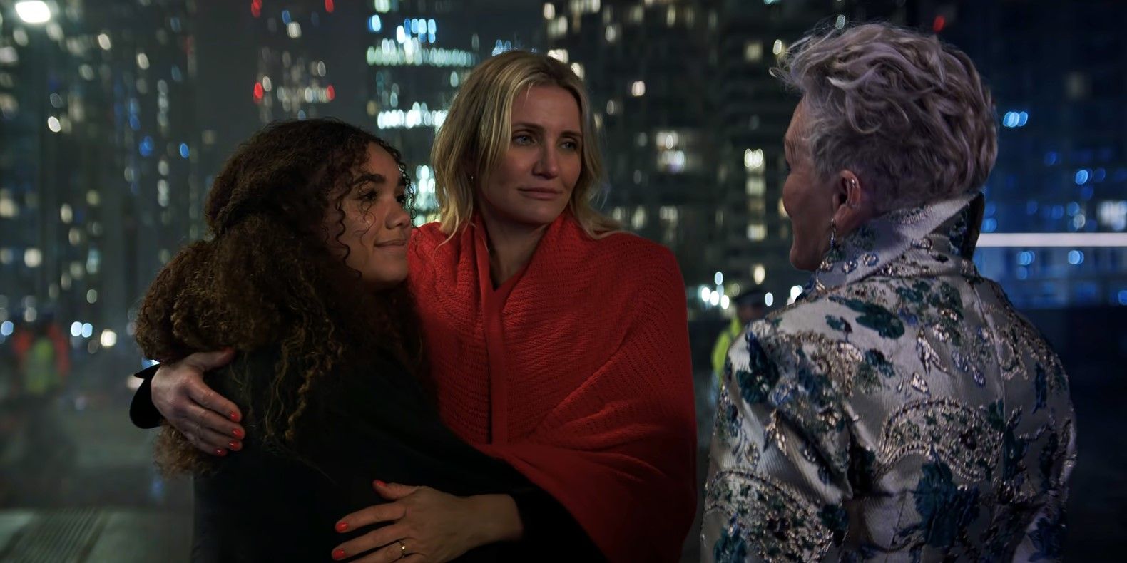 Alice (Mckenna Roberts), Emily (Cameron Diaz) y Jenny se encuentran en la orilla del río Támesis en una escena de regreso al trabajo.