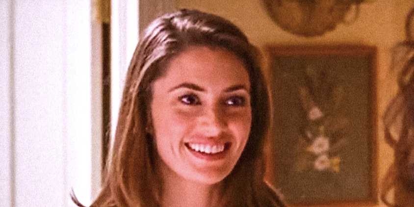 Madchen Amick's Sherry smiles in Gilmore Girls