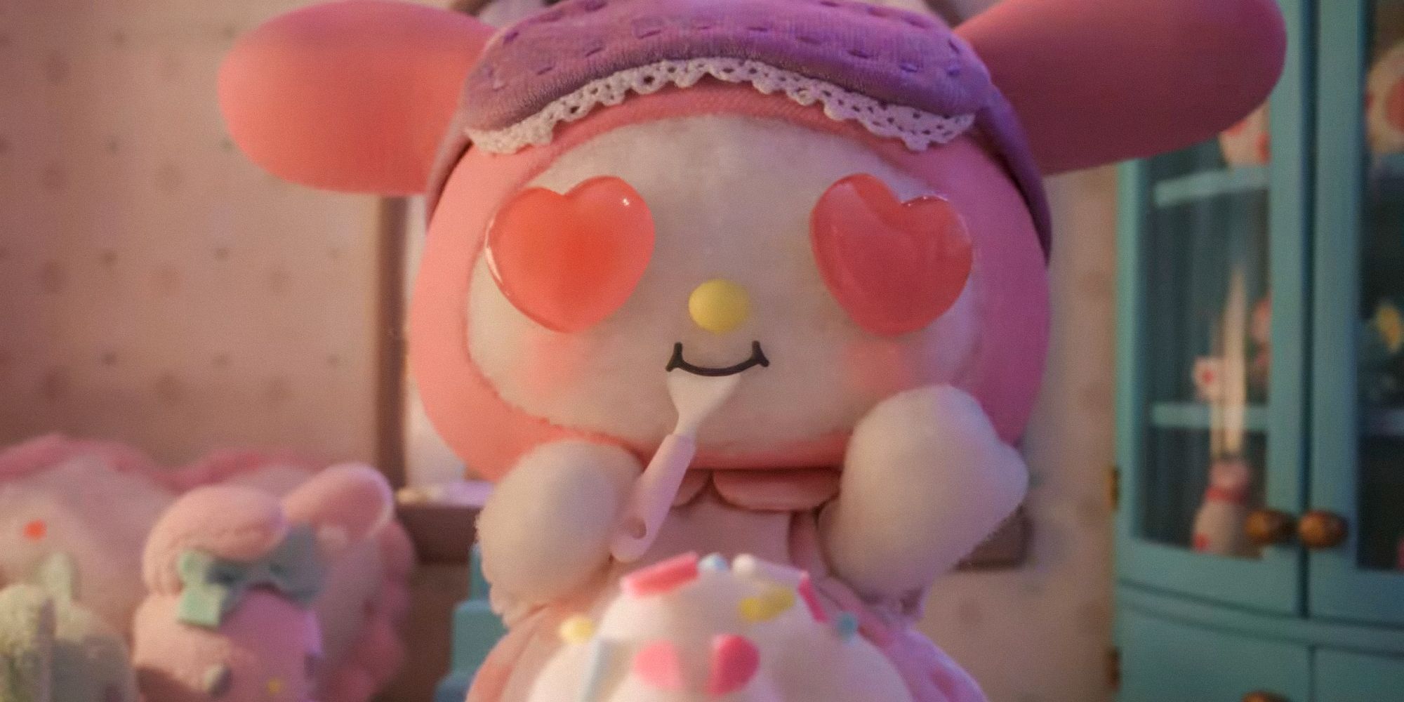 Close-up di My Melody con occhi a forma di cuore mentre gusta un gelato