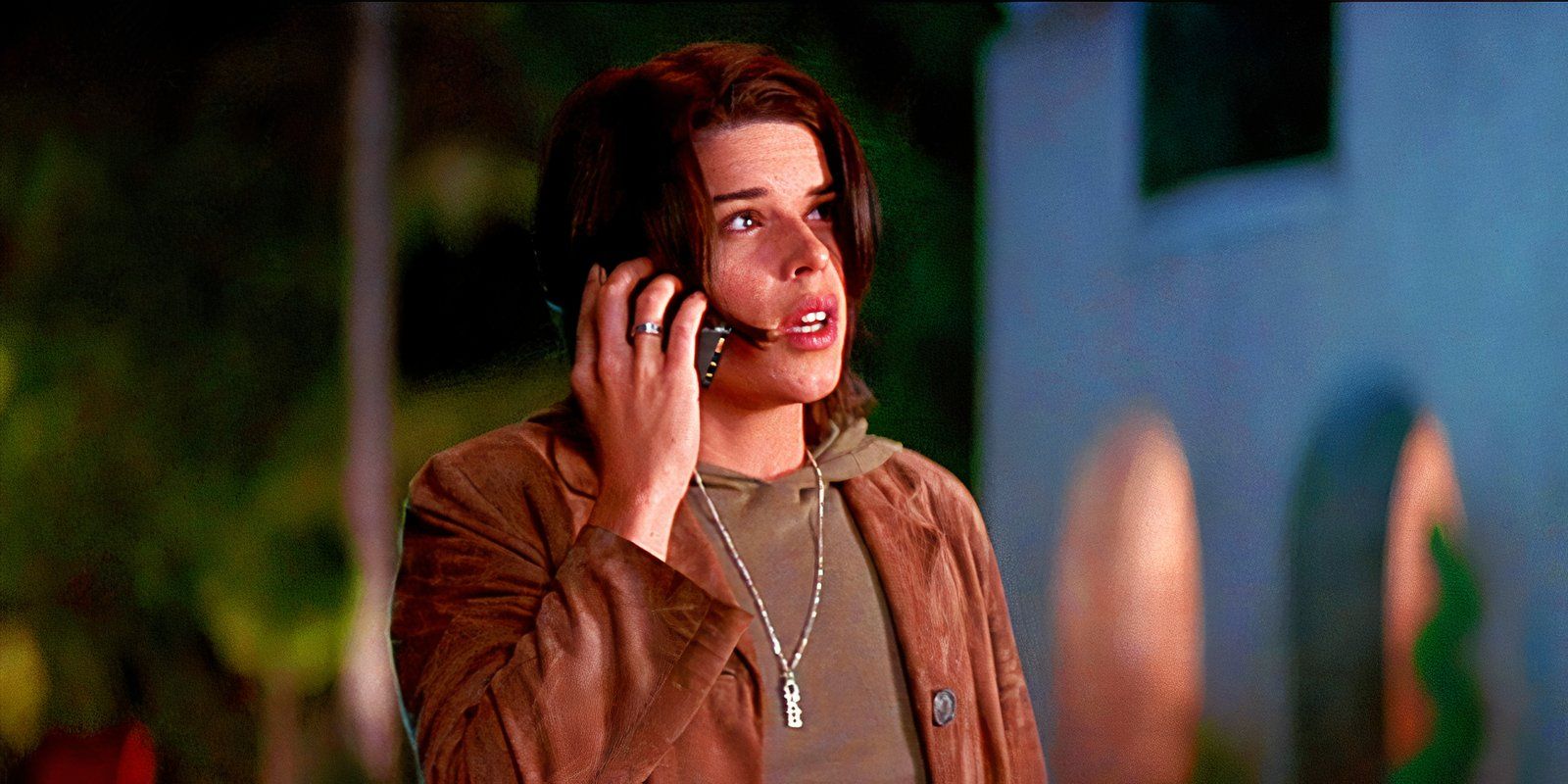 Neve Campbell on the phone as Sidney Prescott in Scream 3