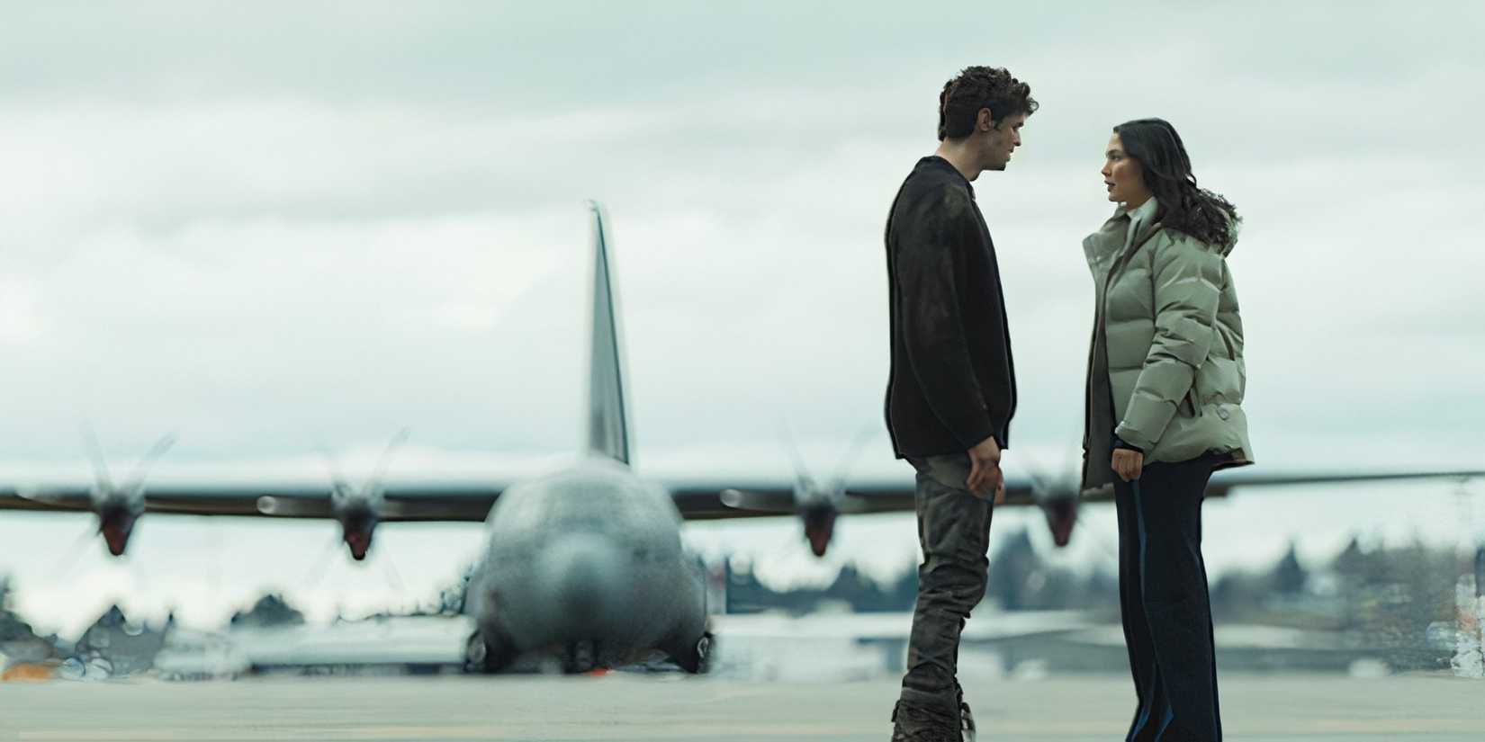 Owen and Hannah talking on an airport tarmac in The Recruit season 2