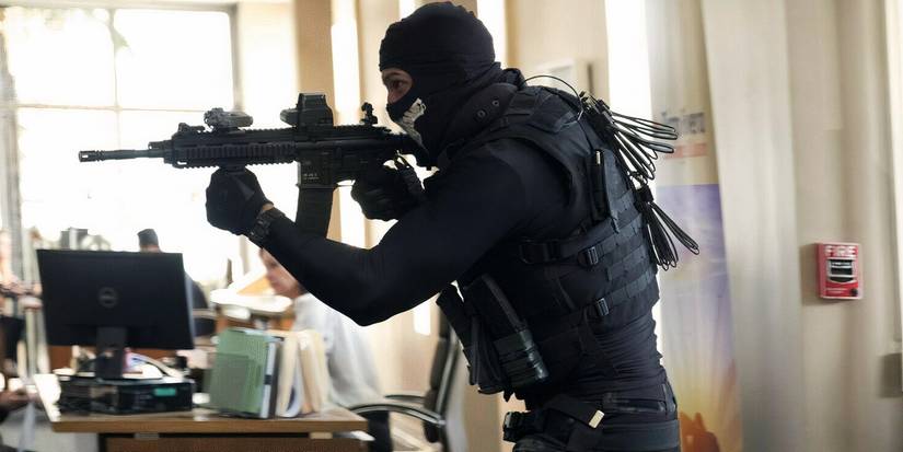 Pablo Schreiber as Ray Merrimen with an assault rifle in Den of Thieves