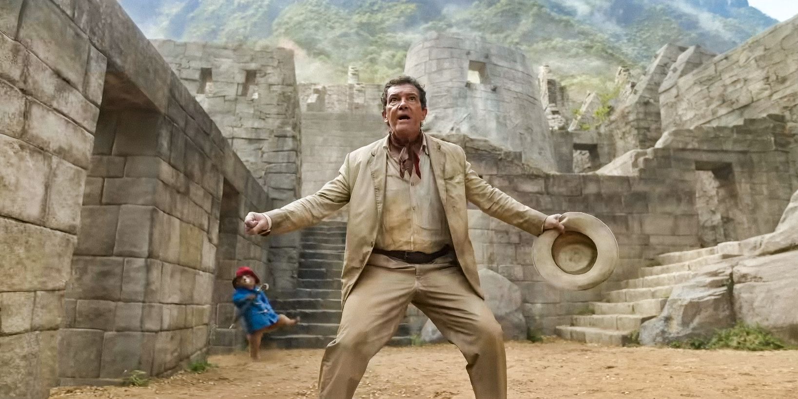 Carlos Clarke (Antonio Banderas) assustado por algo em algumas ruínas no Peru em Paddington no Peru