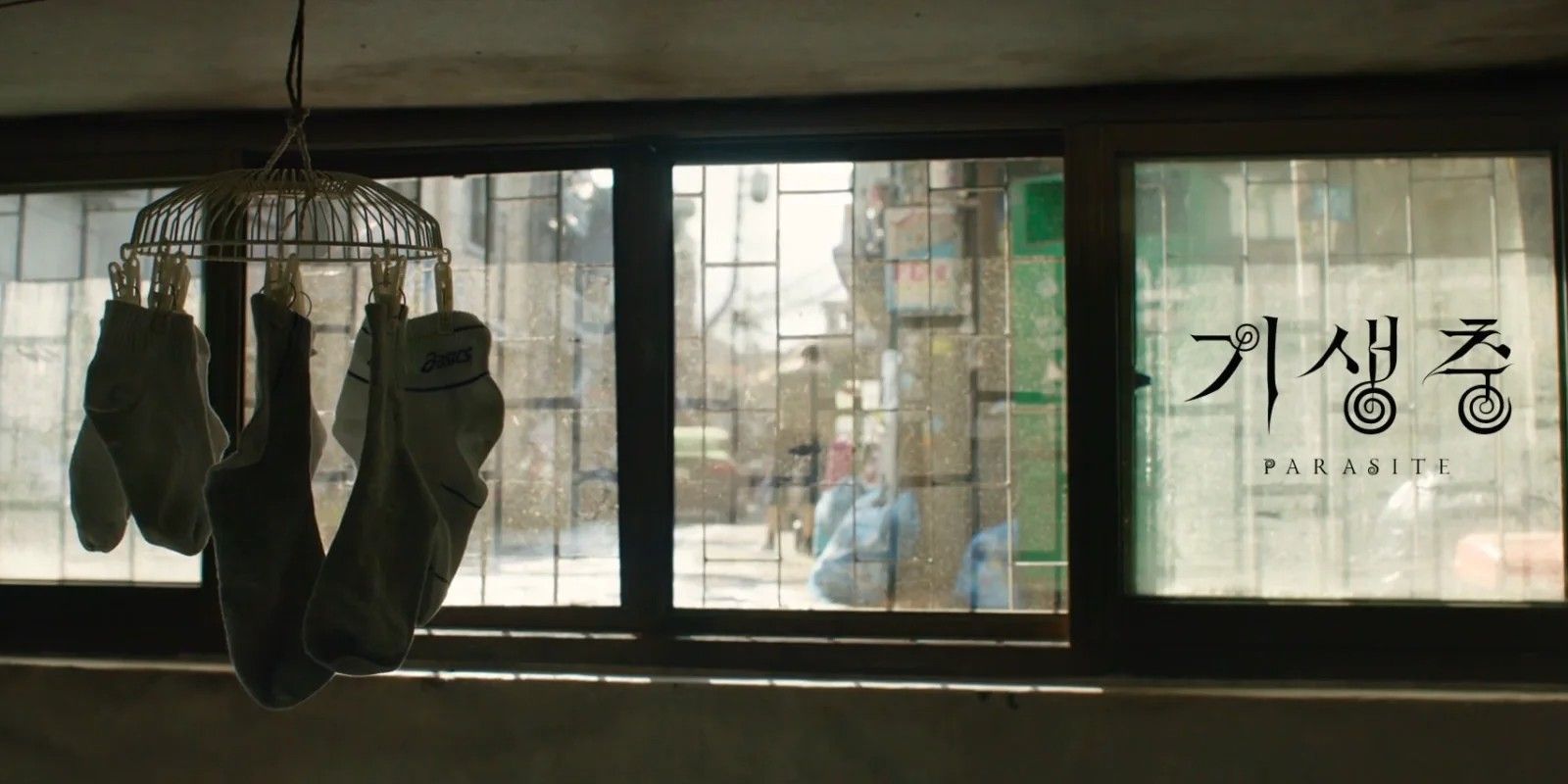 A window showing the outside during daytime in Parasite