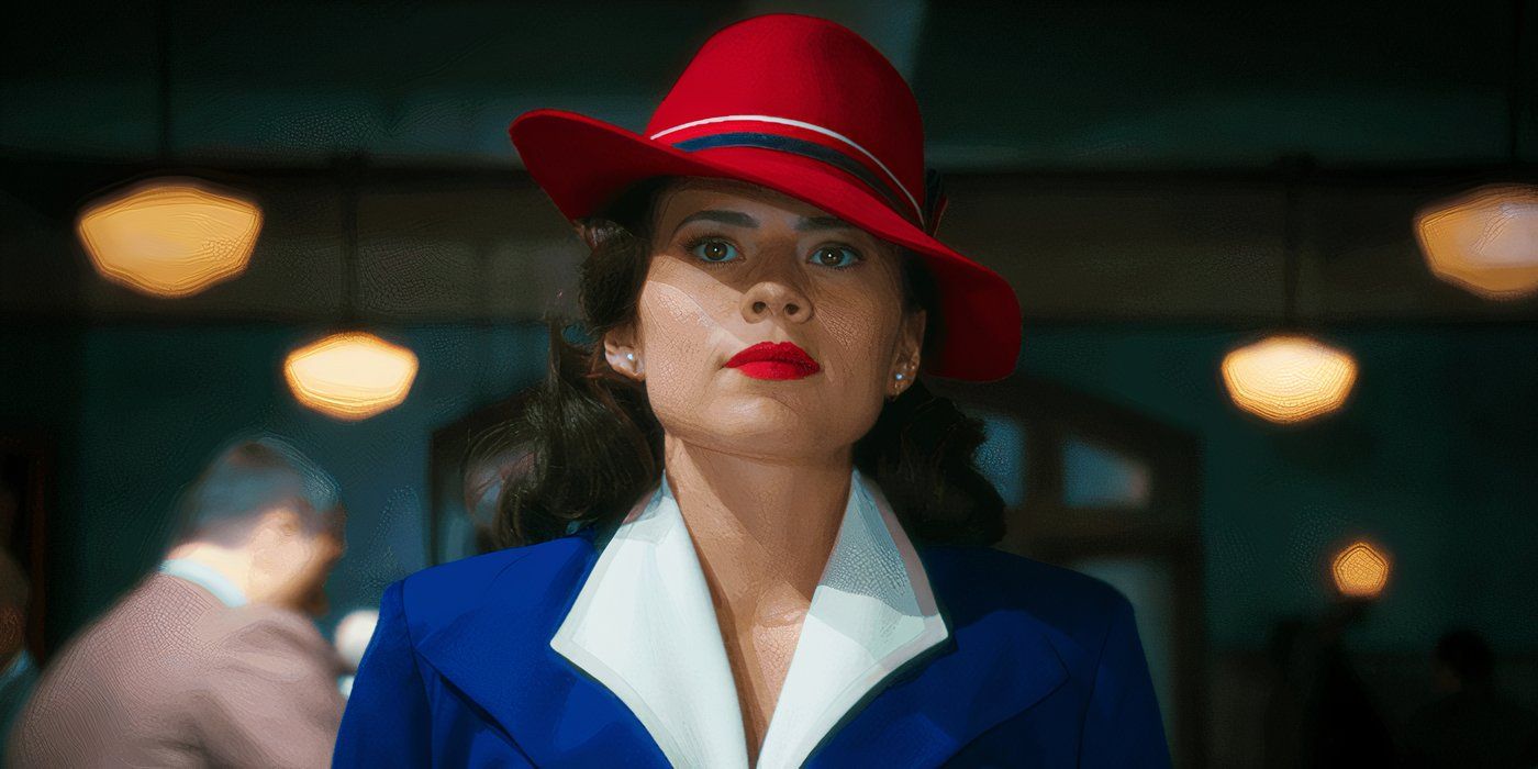 Peggy Carter portant un chapeau rouge dans le film Agent Carter