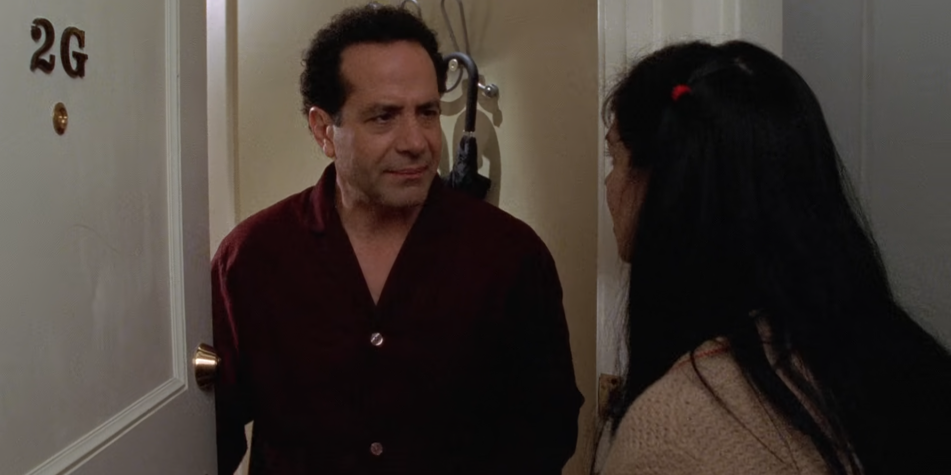 Adrian Monk (Tony Shalhoub) parle à Marcy (Sarah Silverman) dans Monk Saison 2, Épisode 12.