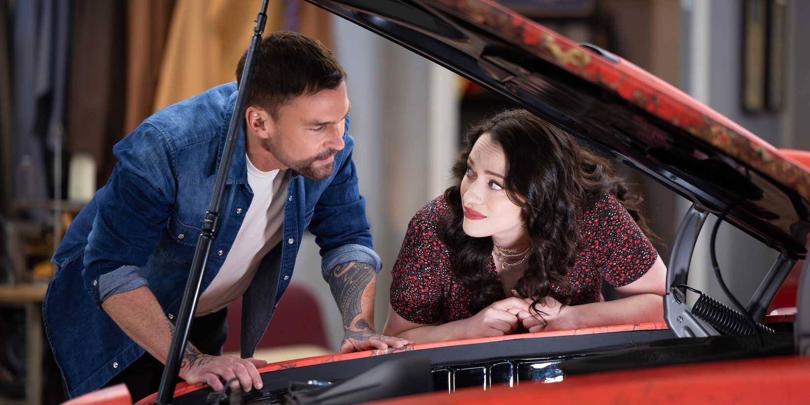 Gabriel (Seann William Scott) and Riley (Kat Dennings) in Shifting Gears