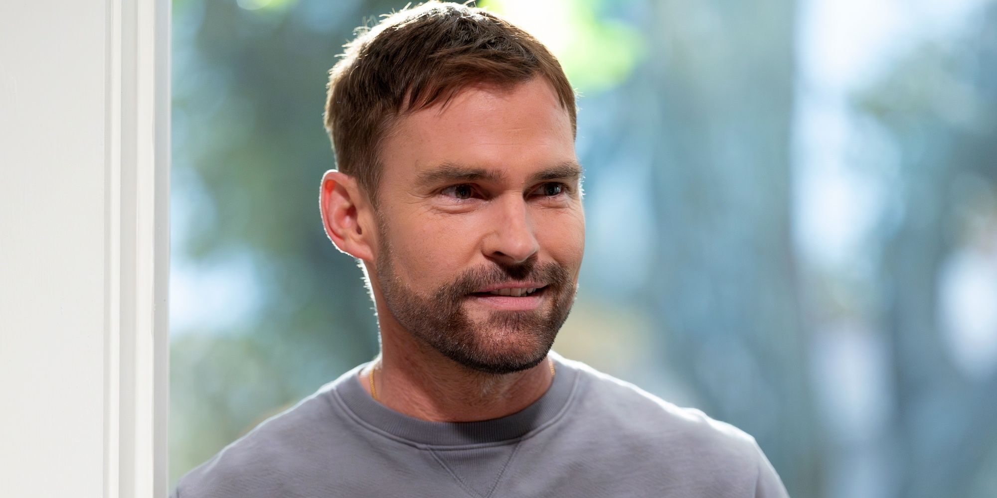 El viejo William Scott como Gabriel en Shifting Gears.