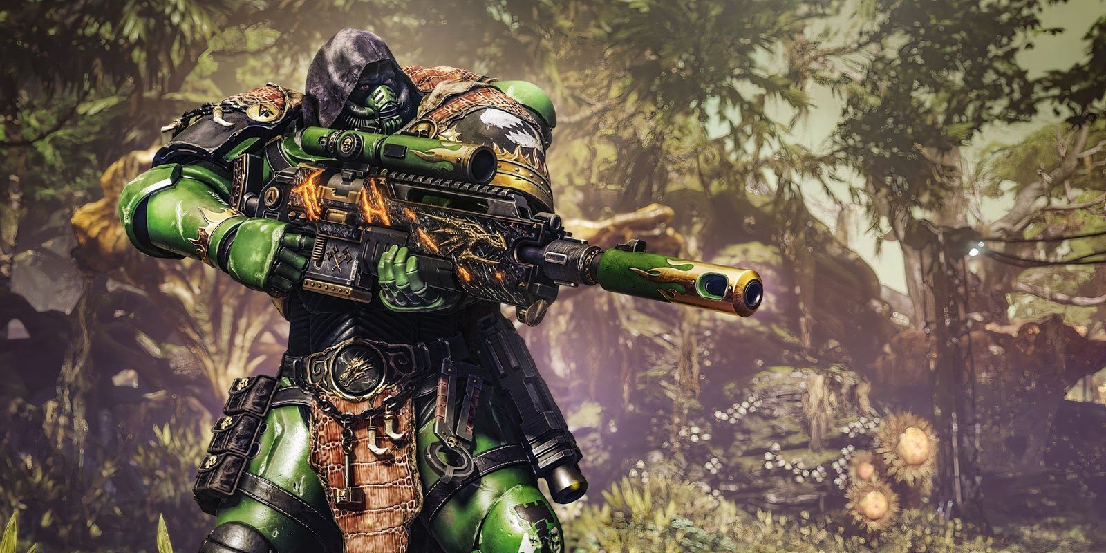 Salamander Champion dari Space Marine 2 memegang senapan sniper di depan latar belakang hutan