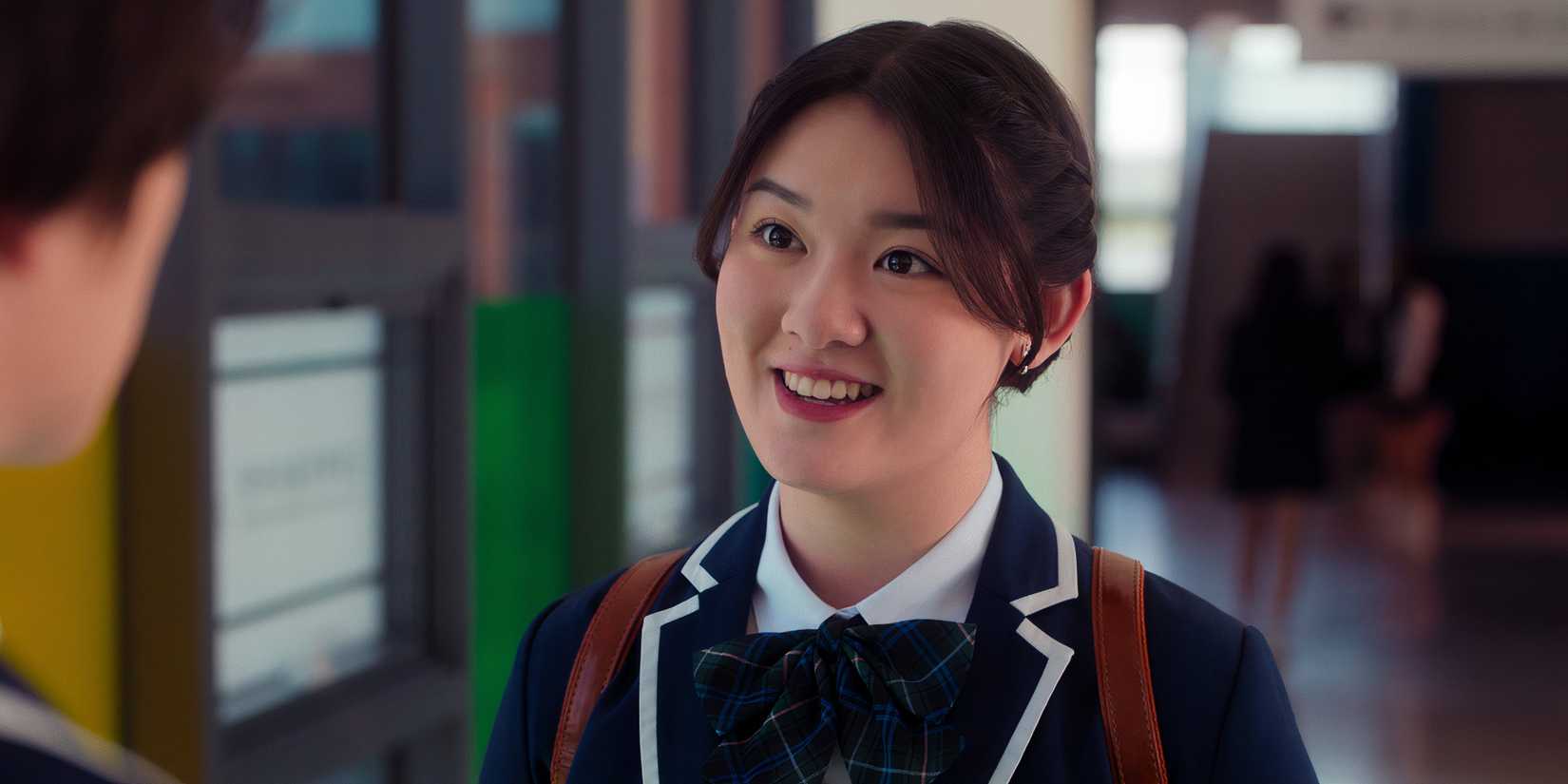 Stella stands in the hallways in XO, Kitty season 2