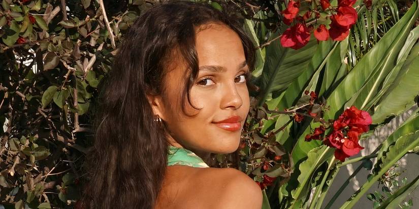 The Bachelor Season 29 Contestant Alexe Godin Posing Outdoors