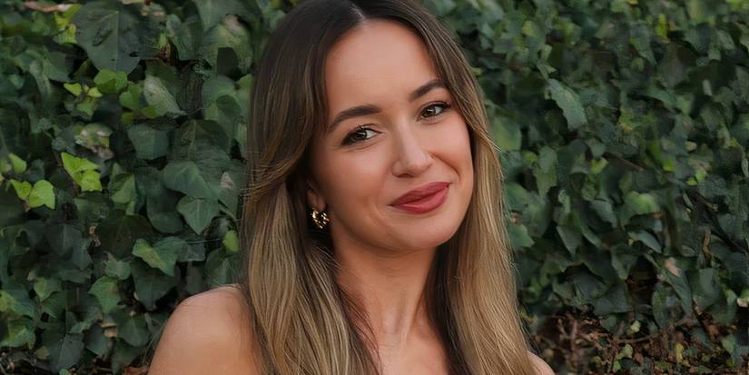 The Bachelor Season 29 Contestant Carolina Quixano Posing Outdoors