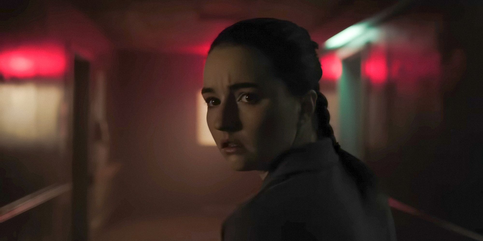 Abby Anderson (Kaitlyn Dever) looking back, scared in Season 2 of The Last of Us 