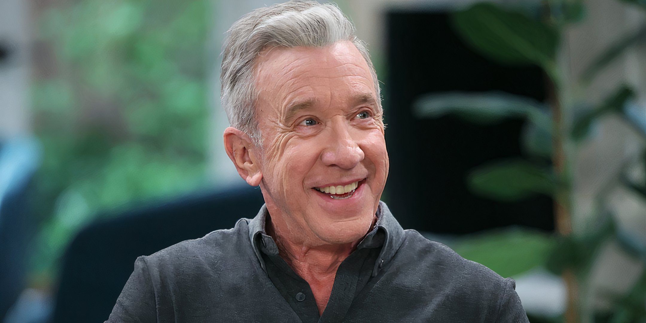 Tim Allen sonríe ante algo en Shifting Gears