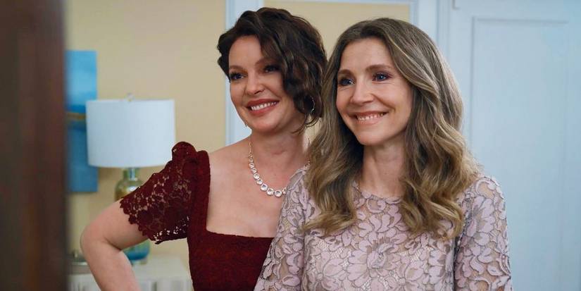 Tully (Katherine Heigl) and Kate (Sarah Chalke) smiling in a mirror in Firefly Lane.