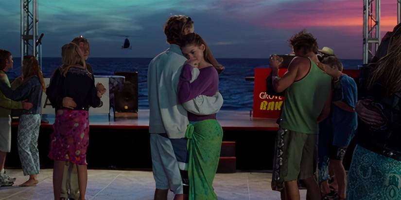 Mia and Josh dancing at the beach party in The Princess Diaries.