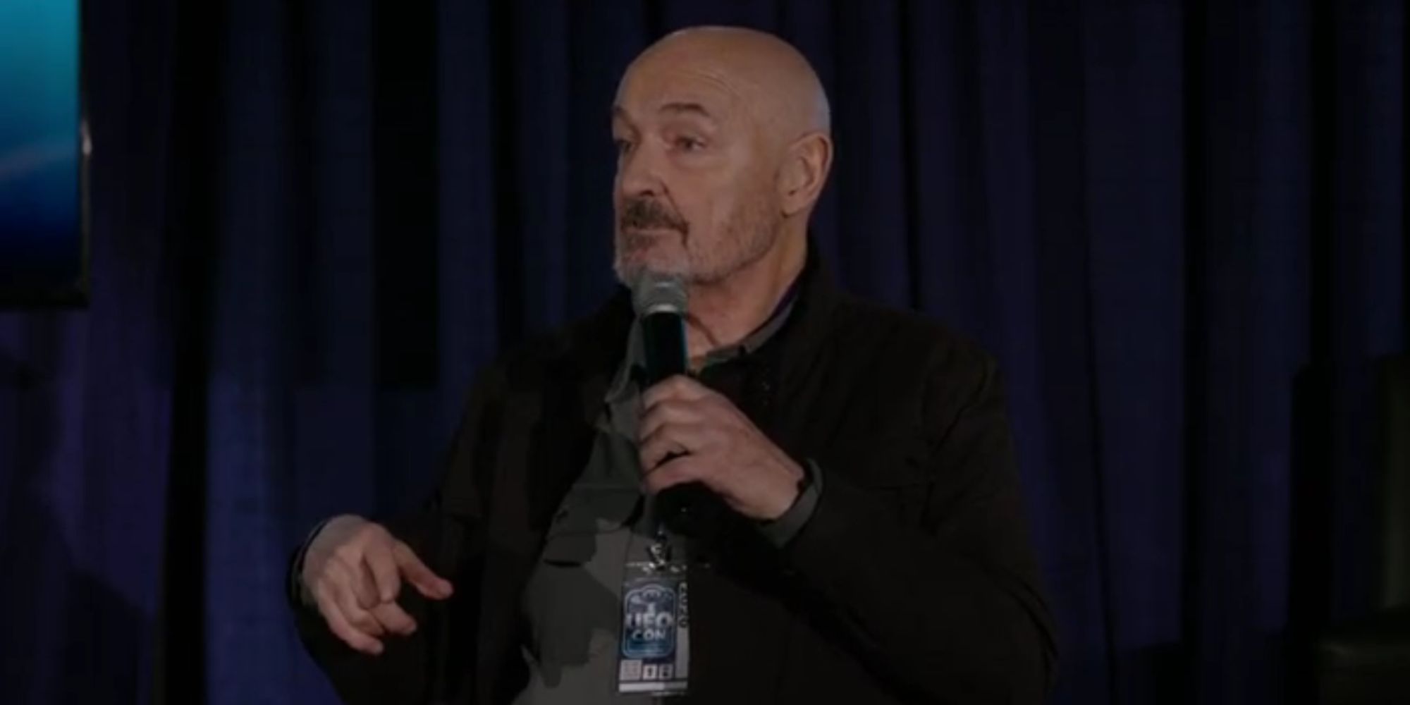 Terry O'Quinn berbicara melalui mikrofon sebagai Peter Bach di Resident Alien