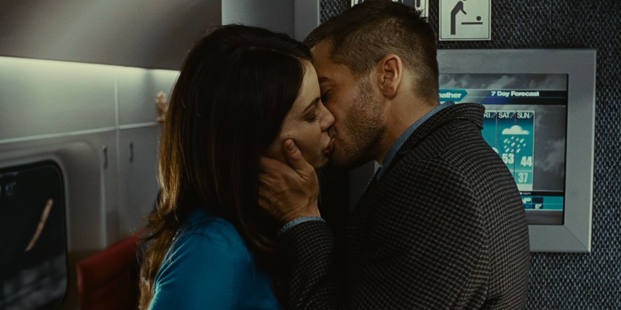 Jake Gyllenhaal as Colter Stevens kissing Michelle Monaghan as Christina Warren in Source Code