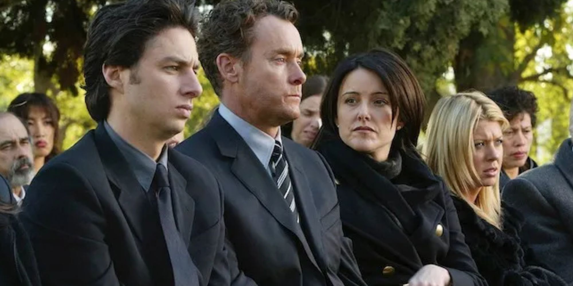 Dr. Cox en el funeral de Ben en Scrubs con JD, Jordan y Danni