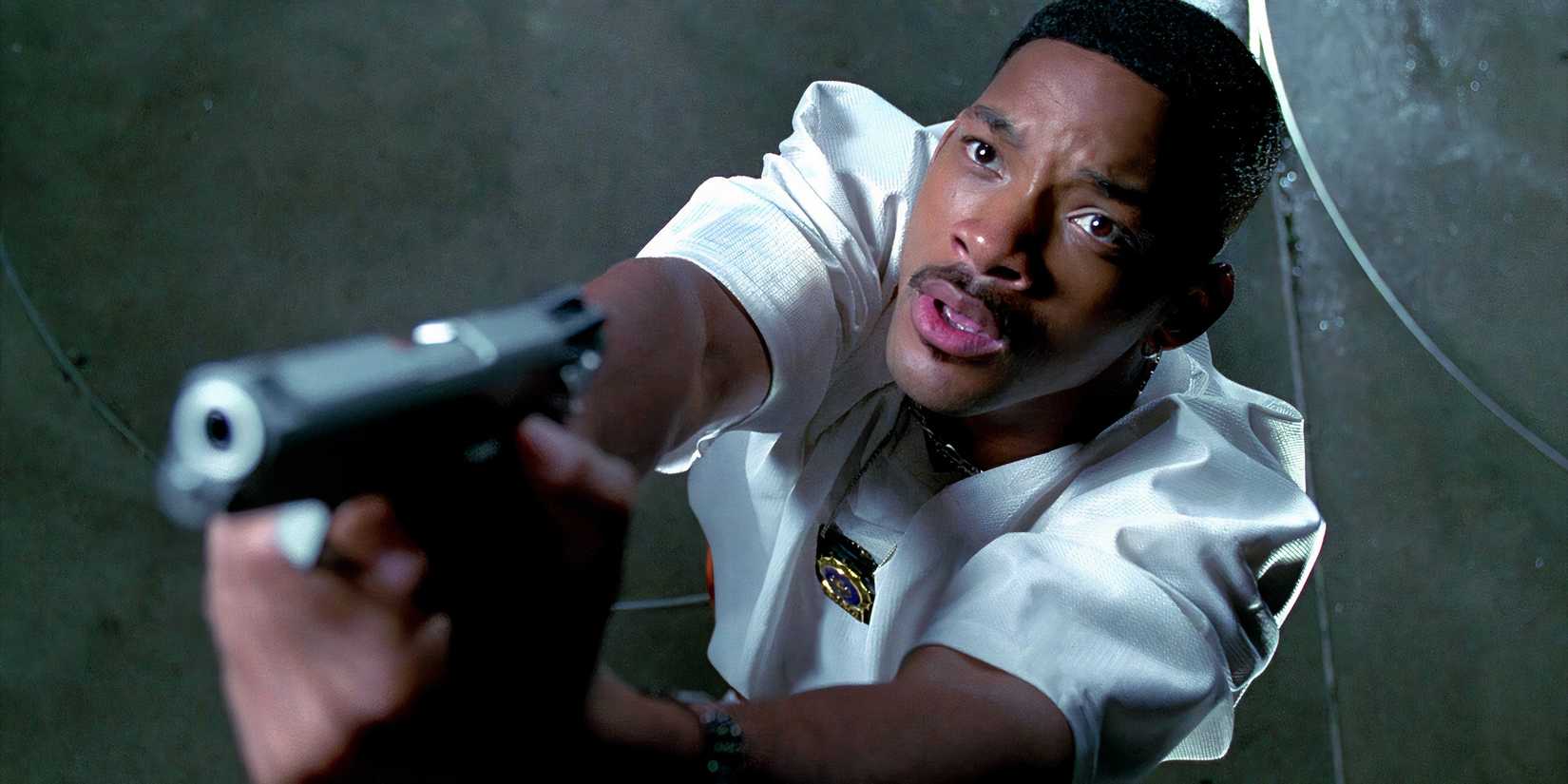 Will Smith as Jay looking confused while aiming his gun upwards in Men in Black