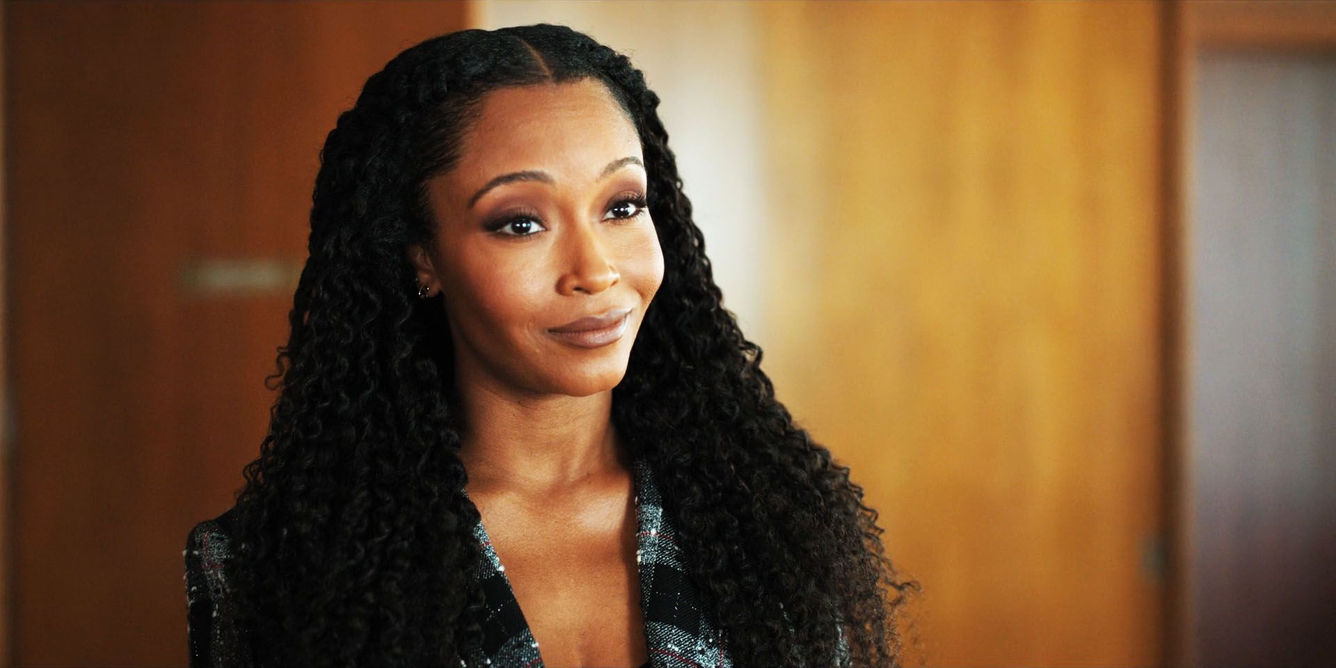 Yaya DaCosta sorrindo como Andrea Freeman em The Lincoln Lawyer, temporada 3, episódio 10