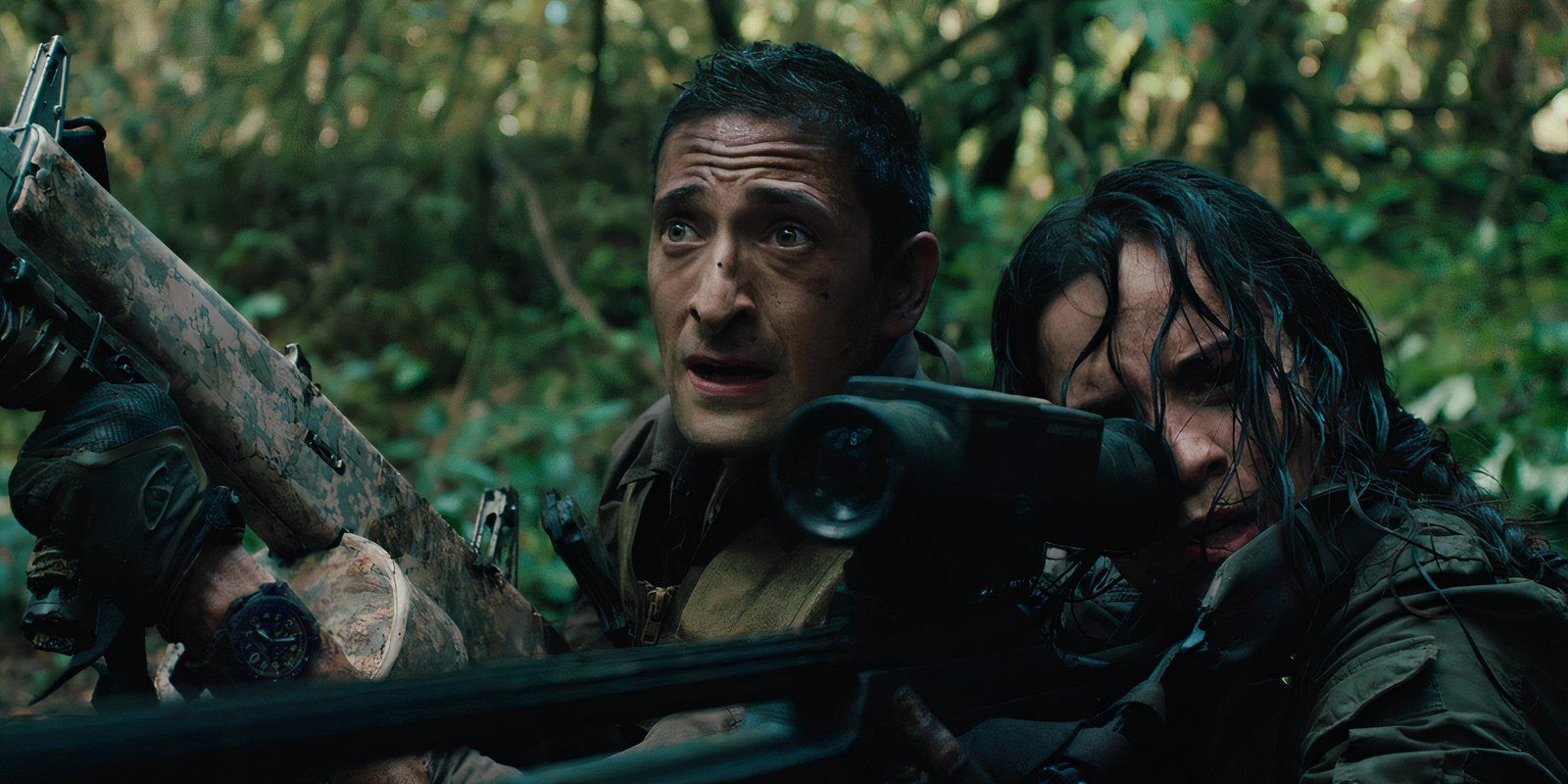 Adrien Brody and Alice Braga holding guns in Predators