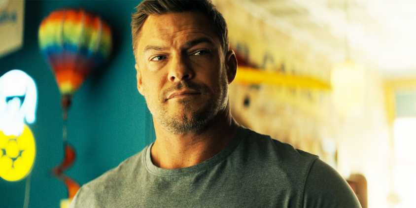 Alan Ritchson as Jack Reacher, in a toy store, in Reacher season 2, episode 3