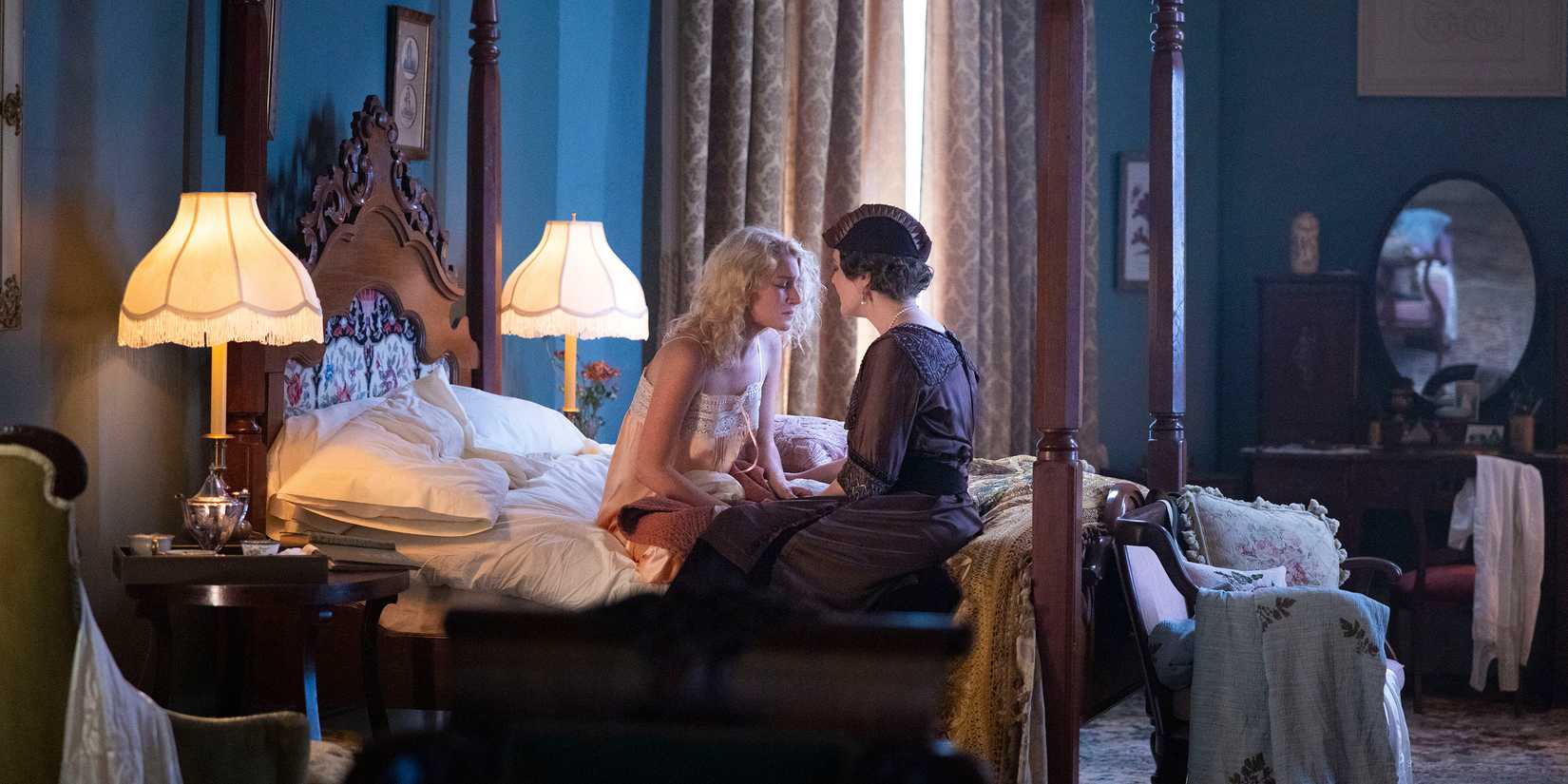 Alex and her friend in 1923 season 2