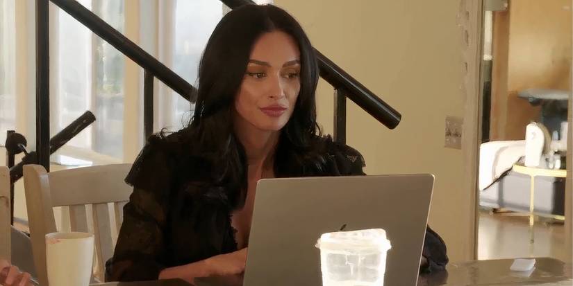 Amani Jlassi in 90 Day Fiance working on her laptop at dining table