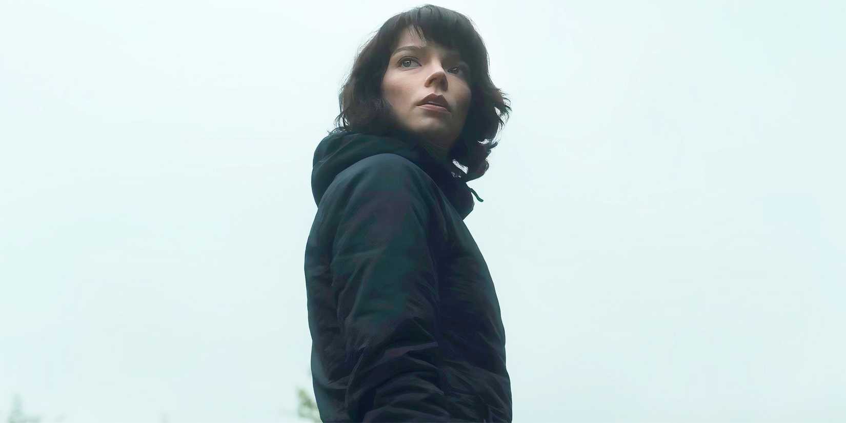 Anya Taylor-Joy as Drasa looking over her shoulder with concern in The Gorge