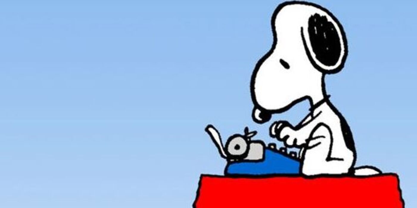 Snoopy escribiendo sobre su máquina de escribir en su caseta de perro.