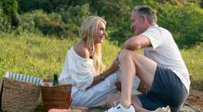 Chock Chapple and Joan Vassos picnicing on The Golden Bachelorette