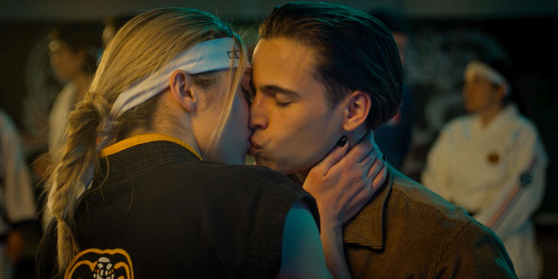 Tory (Lista de Peyton) beijando Robby (Tanner Buchanan) em Cobra Kai temporada 6 Ep 14