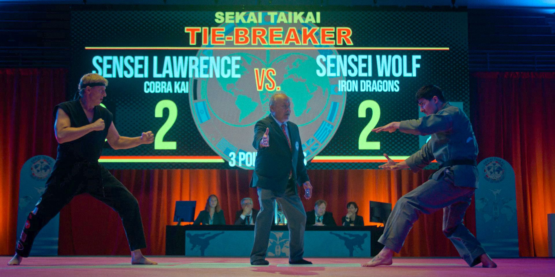 Johnny Lawrence (William Zabka) și Sensei Wolf (Lewis Tan) se confruntă unul cu celălalt într -un tai -bank în Sekai Taikai în Cobra Kai Sezonul 6 Ep 15