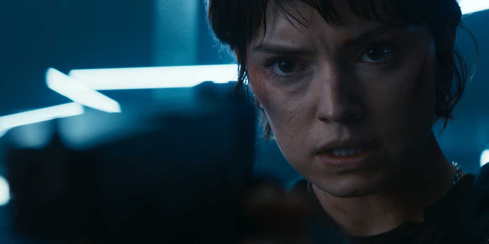 Daisy Ridley as Joey pointing a gun that's in soft focus in front of her in Cleaner