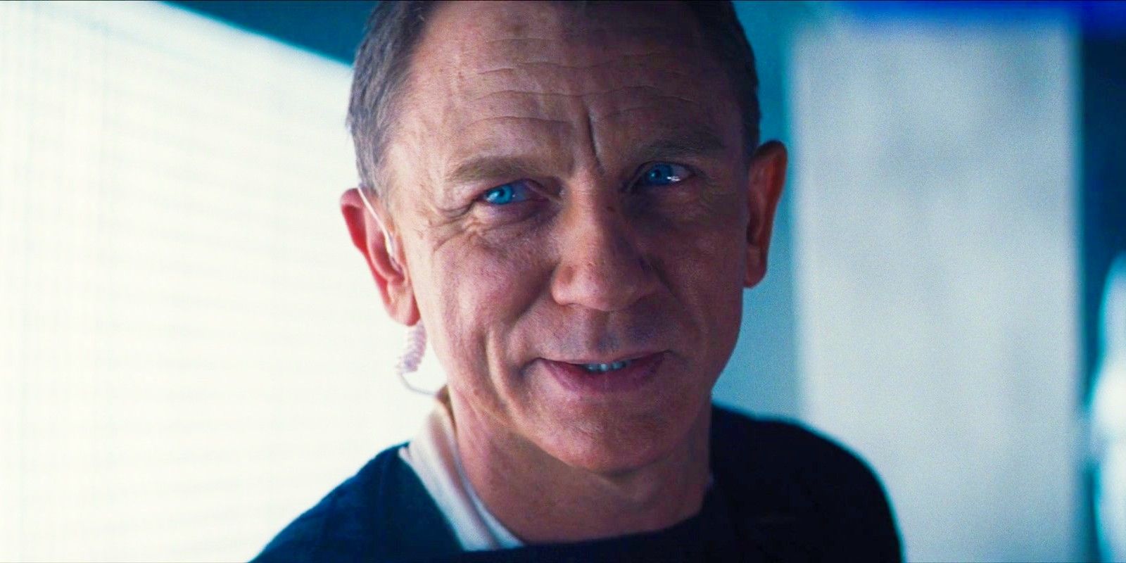 daniel-craig-as-james-bond-leaning-forward-with-a-slight-smile-in-no-time-to-die Os rumores de elenco de James Bond estavam todos errados, o relatório revela o status de Daniel Craig Secuxer Search como a Amazon anuncia a aquisição