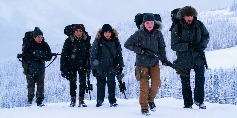 Danny Ramirez as Manny, Tati Gabrielle as Nora, Ariela Barer as Mel, Kaitlyn Dever as Abby, and Spencer Lord as Owen walking up a snowy hill in The Last of Us season 2