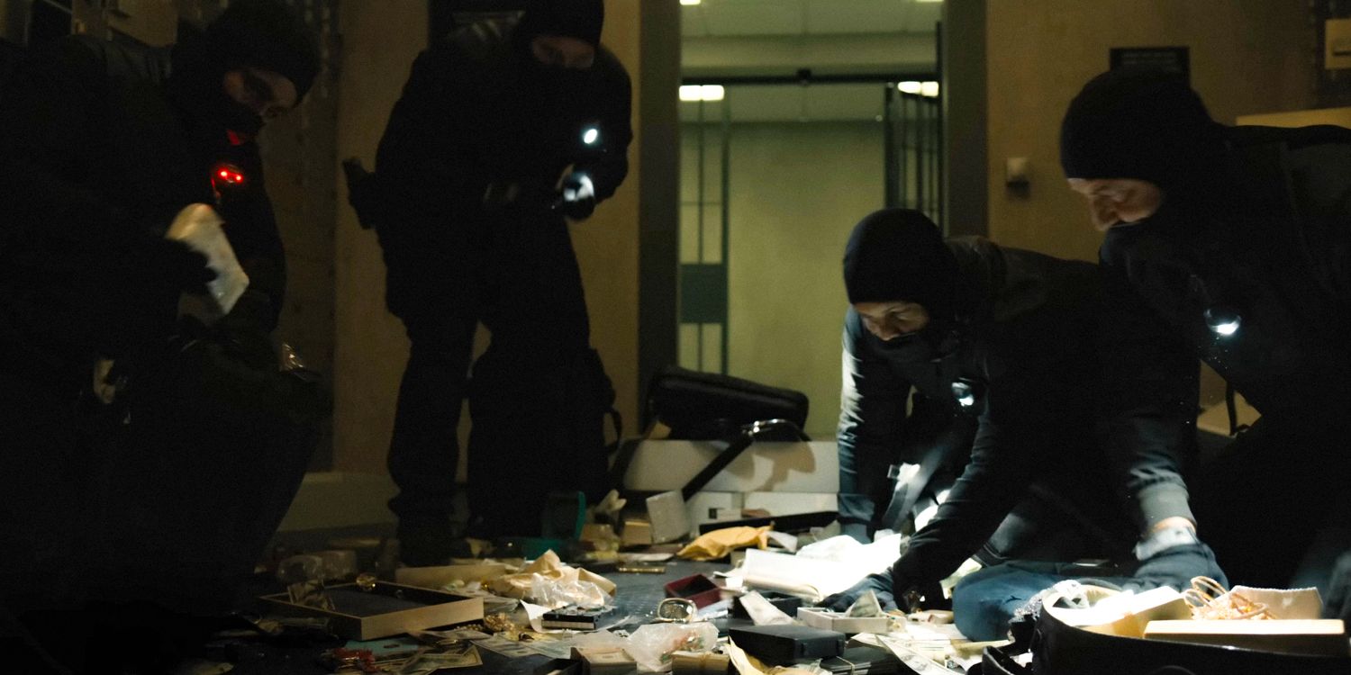 Big Nick, Jean-Jacques, and other men looting a vault in Den of Thieves 2: Pantera