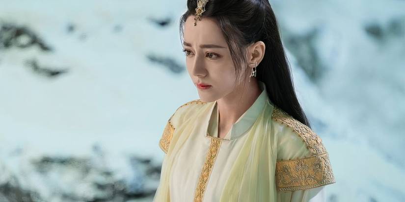 Dilraba Dilmurat standing in the snow looking sad in The Blue Whisper